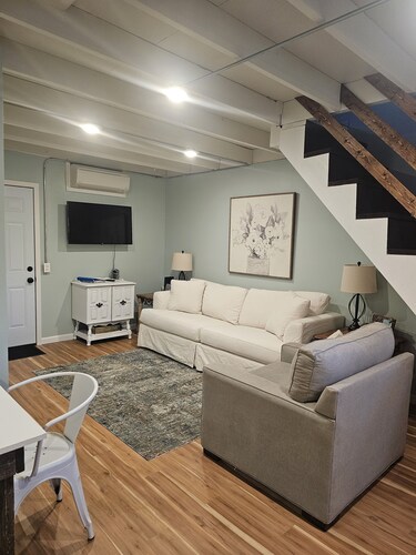 The Wee Nook, just 3 miles from Carver Landing!