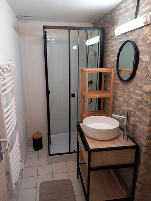 Dusche, Haartrockner, Handtücher