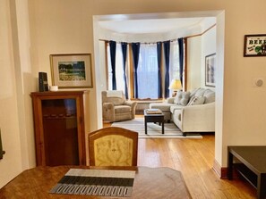Interior - Walk to Wrigley/ Boystown -Chicago 3BR/2Ba Duplex-paid parking available! (Chicago)