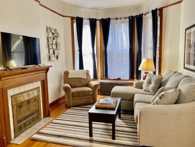 Walk to Wrigley/ Boystown -Chicago 3BR/2Ba Duplex-paid parking available!