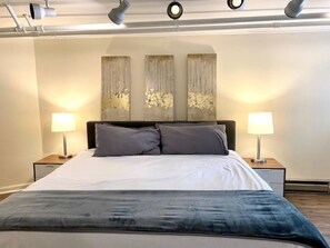 3 bedrooms, WiFi, bed sheets - Walk to Wrigley/ Boystown -Chicago 3BR/2Ba Duplex-paid parking available! (Chicago)