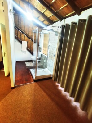 Deluxe Double or Twin Room | Bathroom | Free toiletries, hair dryer, towels, soap - libra lodge (Randburg)