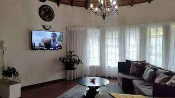 ์์ฑ ์ฑ๋ ์์ฒญ์ด ๊ฐ๋ฅํ 32์ธ์น ์ค๋งํธ TV, TV