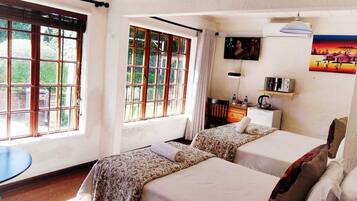 Escritorio y espacio para trabajar con laptop