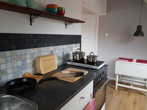 Oven, stovetop - Schnuckelige Kleine Ferienwohnung Direkt an der Lübtheener Heide (Göhlen OT Leussow)