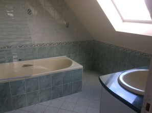 Een douche, een haardroger, toiletpapier