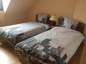 3 slaapkamers, een strijkplank/strijkijzer, gratis wifi, beddengoed