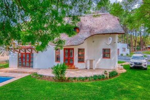 Exterior - Charming Country Home In Bryanston (Johannesburg)