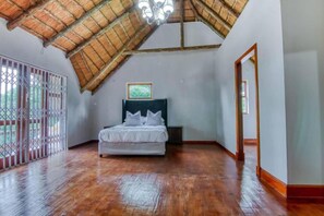 3 bedrooms - Charming Country Home In Bryanston (Johannesburg)