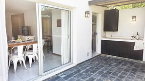 تناول الطعام بالخارج