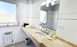 تجهيزات دش، مجففات شعر، مناشف، صابون