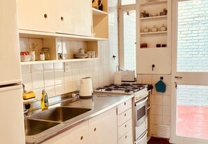 Kylskåp, ugn, spishäll och kaffe- och tebryggare
