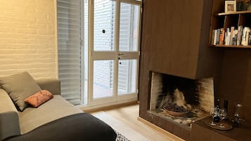 Televisión, chimenea