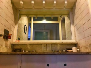 Kylpyamme, hiustenkuivaaja, pyyhkeet