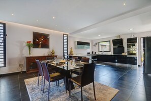 Dining - La Villa des Mainates - Jacuzzi et vue mer (Le Tampon)