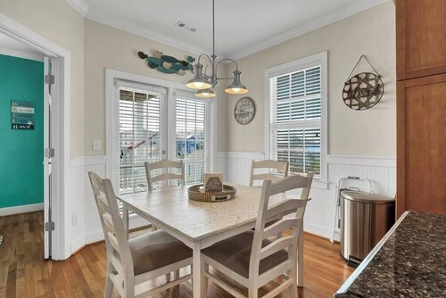 Whalecome to the beach-elevator