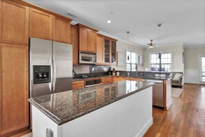 Jääkaappi, mikroaaltouuni, uuni, liesi