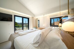 4 bedrooms, desk, iron/ironing board, free WiFi