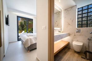 4 bedrooms, desk, iron/ironing board, free WiFi