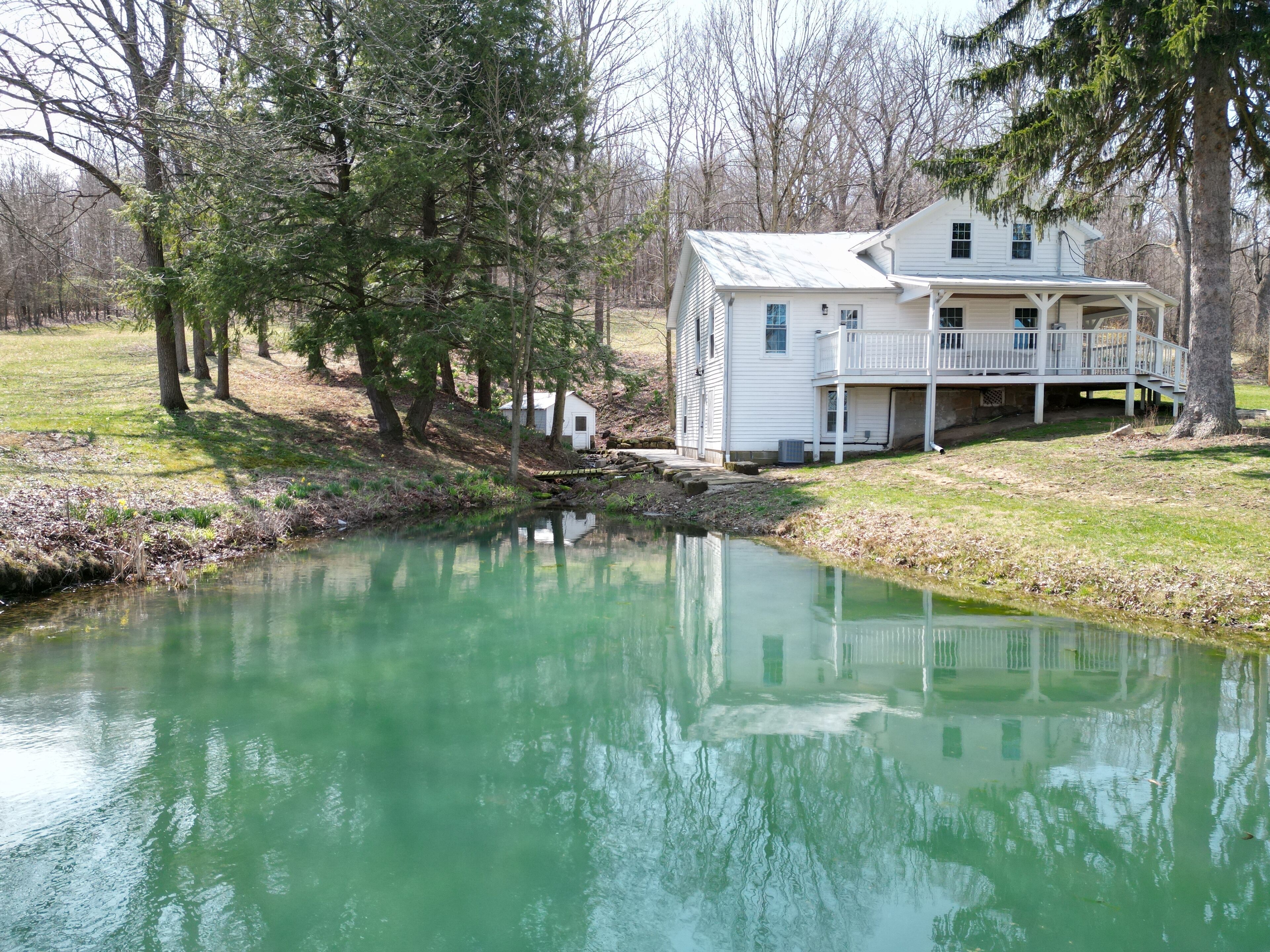 Peaceful, spacious retreat near Mohican, Mid-Ohio Race Track, and Mansfield. 
