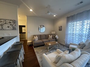 Smart TV - Gorgeous Tuscaloosa Condo. Perfect for Your Stay! Easy walk to stadium! (Tuscaloosa)