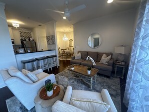 Smart TV - Gorgeous Tuscaloosa Condo. Perfect for Your Stay! Easy walk to stadium! (Tuscaloosa)