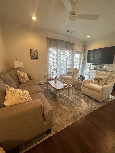 Gorgeous Tuscaloosa Condo. Perfect for Your Stay! Easy walk to stadium!