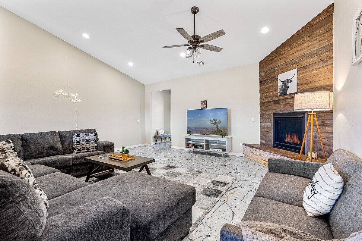 The Fairway Getaway · *NEW* Private Fam Friendly Home~Hot Tub~Games~BBQ