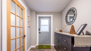 Unclassified image, 4 of 33, button - 3 BR Cozy Chic Oasis (Bedford)