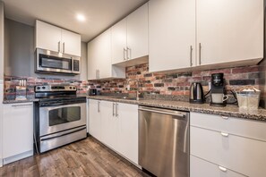 Appartement | Privékeuken | Een koelkast/vriezer, een magnetron, een oven, een vaatwasser