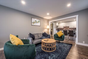 Apartment | Living room | Flat-screen TV - 3 BR Cozy Chic Oasis (Bedford)