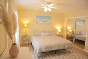 2 Schlafzimmer, Schreibtisch, Bügeleisen/Bügelbrett, Reisekinderbett