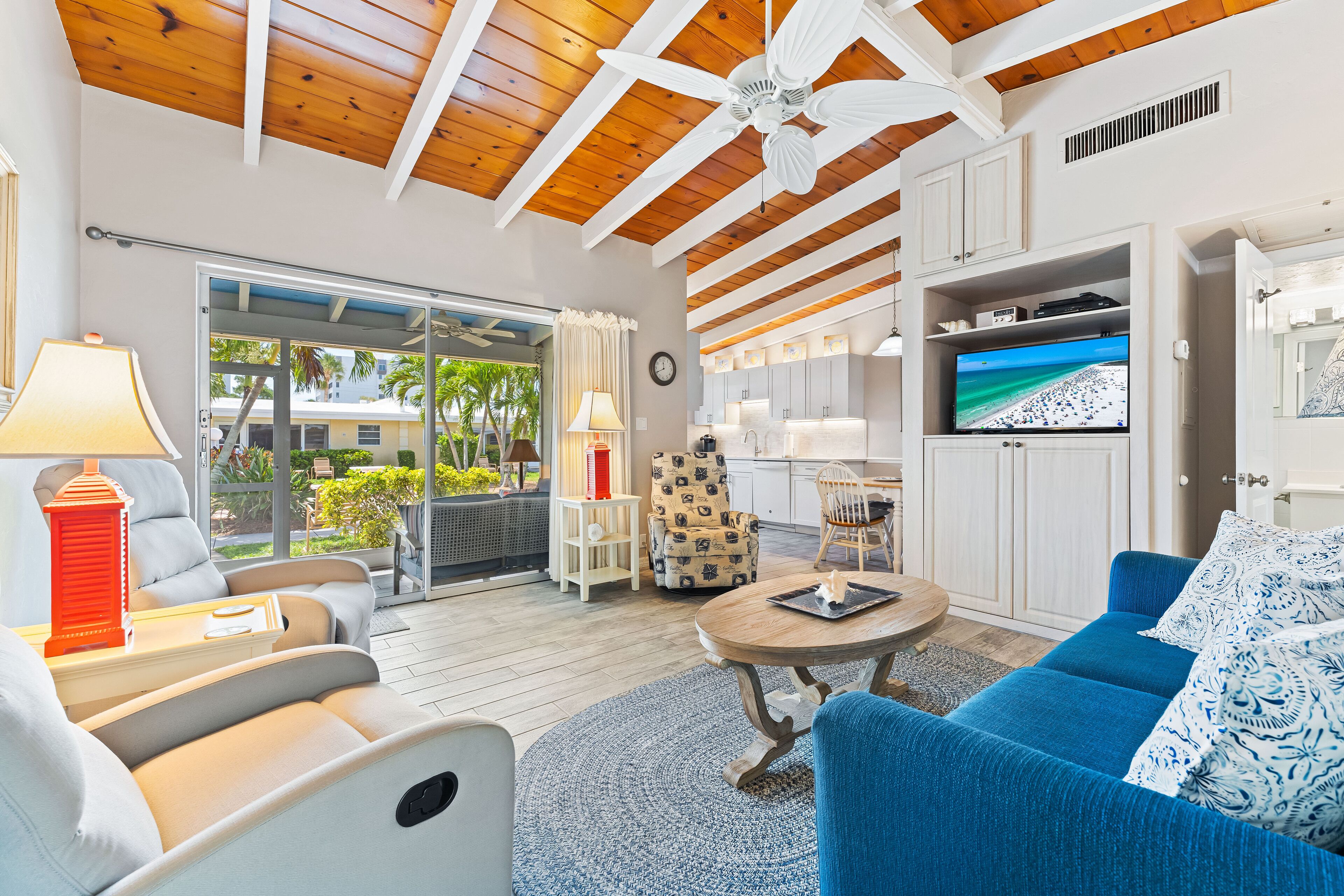 Deluxe Condo, 1 Katil Raja (King) dengan Katil Sofa, Pool Access, Beachside | Ruang tamu | 32 inci televisyen dengan kabel 