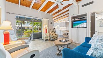 Deluxe Condo, 1 Katil Raja (King) dengan Katil Sofa, Pool Access, Beachside | Ruang tamu | 32 inci televisyen dengan kabel