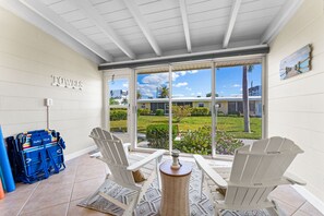 Superior-Apartment, 1 Queen-Bett und Schlafsofa, Poolzugang, Erdgeschoss | Terrasse/Patio