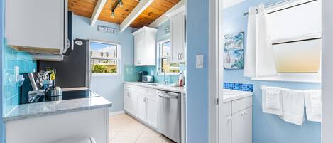 Premium Condo, 1 King Bed with Sofa bed, Pool Access, Beachside | Private kitchen