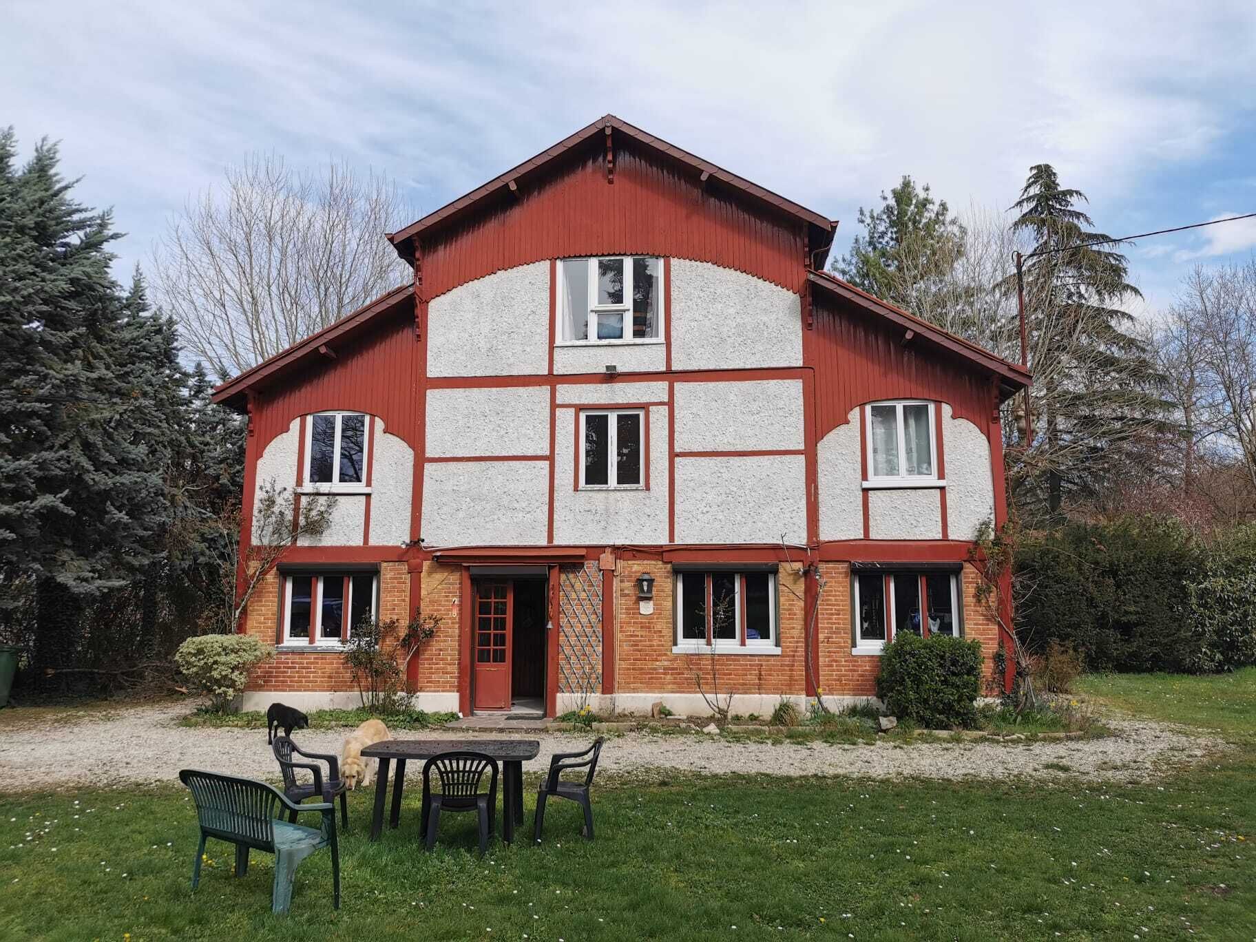 Large house with garden in the middle of apple fields and by the river