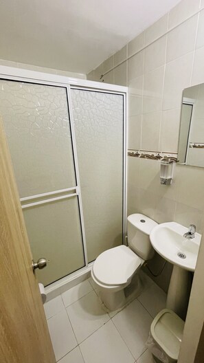 Standard Double Room | Bilik Mandi | Pancuran mandi, hulu semburan mandi hujan, tuala disediakan, sabun 