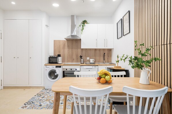 Fridge, microwave, oven, coffee/tea maker