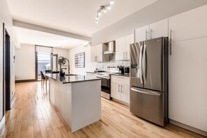 Fridge, microwave, oven, stovetop - Modern Gem in Plateau Mont-Royal | Central & Lively (Montréal)