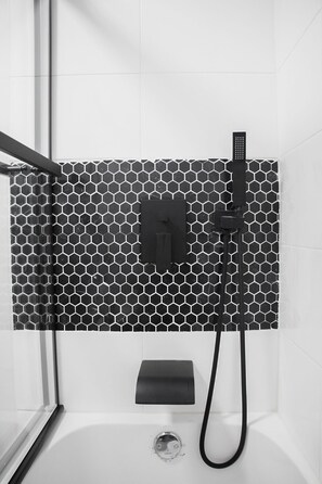 Hair dryer, towels, soap, shampoo - Modern Gem in Plateau Mont-Royal | Central & Lively (Montréal)