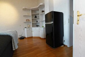 1 dormitorio, escritorio, tabla de planchar con plancha y cuna de viaje