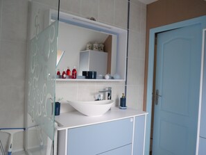 Een haardroger, handdoeken, zeep, shampoo