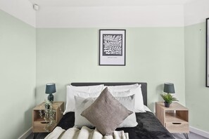 2 bedrooms, Egyptian cotton sheets, iron/ironing board, Internet