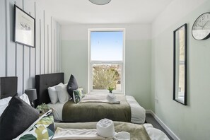 2 bedrooms, Egyptian cotton sheets, iron/ironing board, Internet