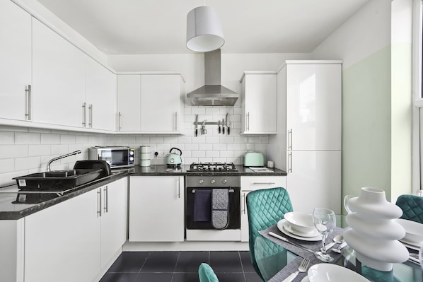 Fridge, oven, stovetop, cookware/dishes/utensils