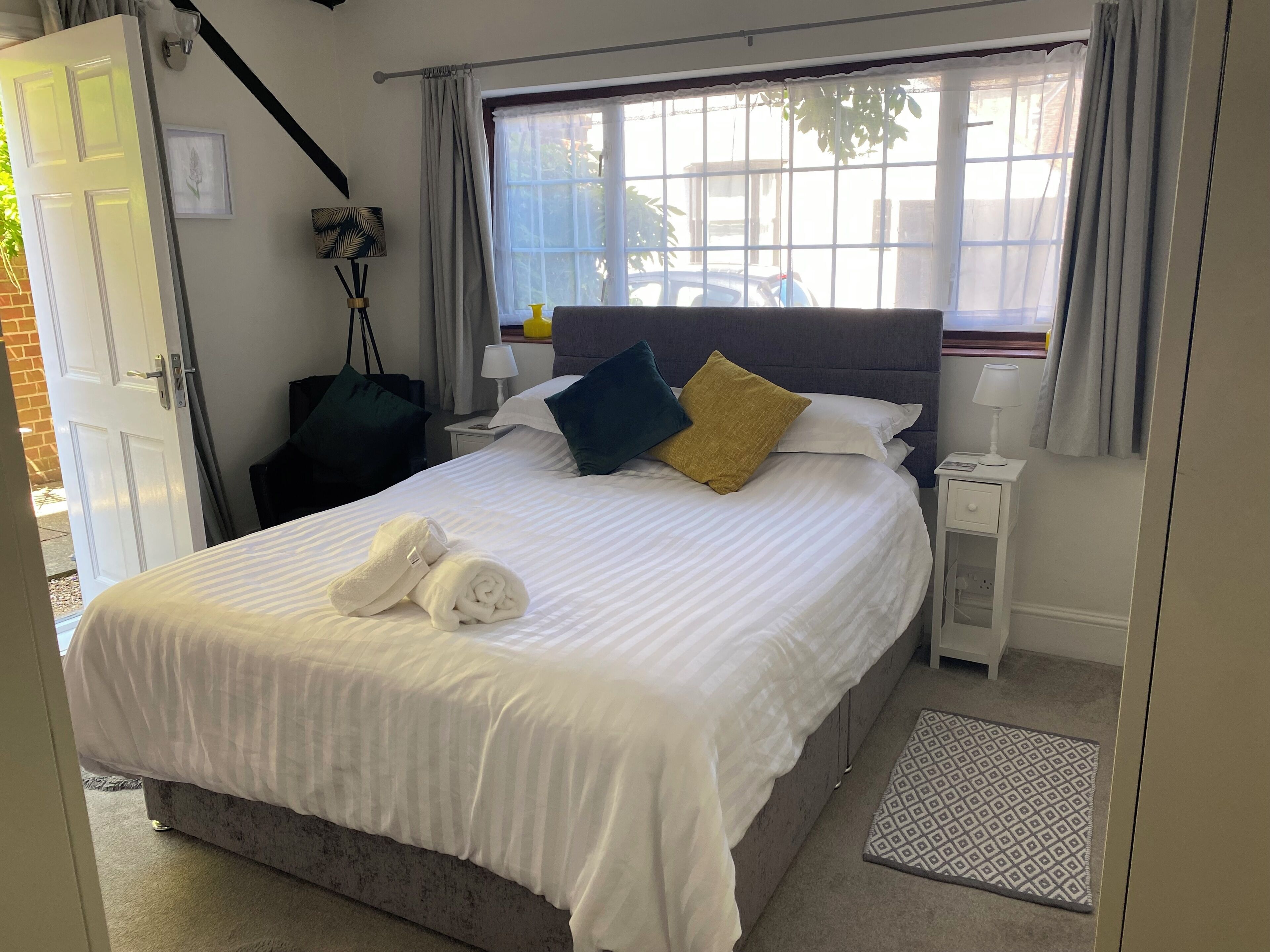 Individually furnished, laptop workspace, iron/ironing board, free WiFi