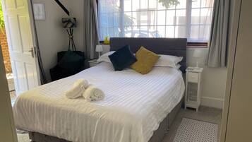 Individually furnished, laptop workspace, iron/ironing board, free WiFi