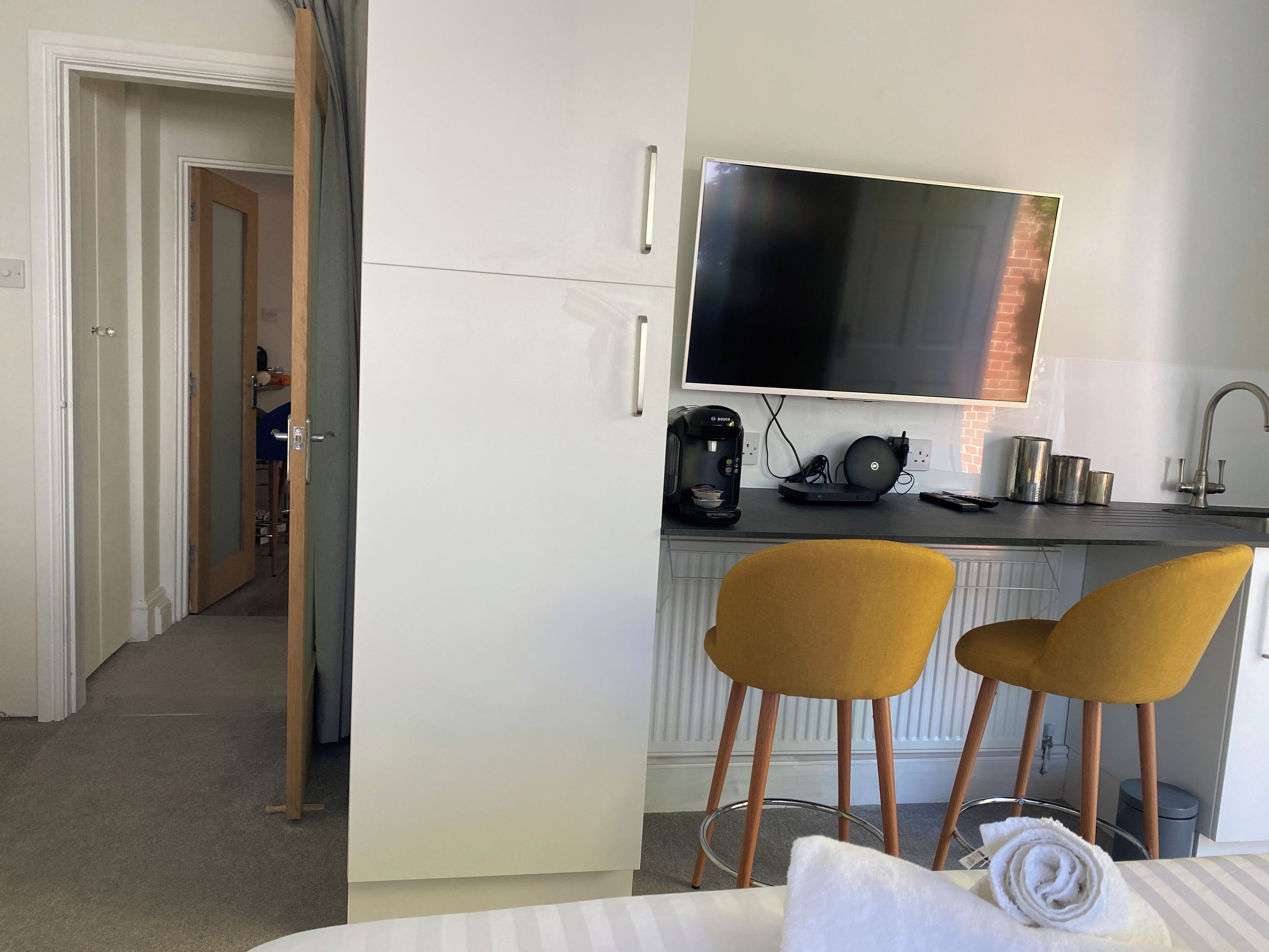 Individually furnished, laptop workspace, iron/ironing board, free WiFi