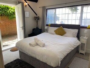 Individually furnished, laptop workspace, iron/ironing board, free WiFi - The Coach House (Sandwich)